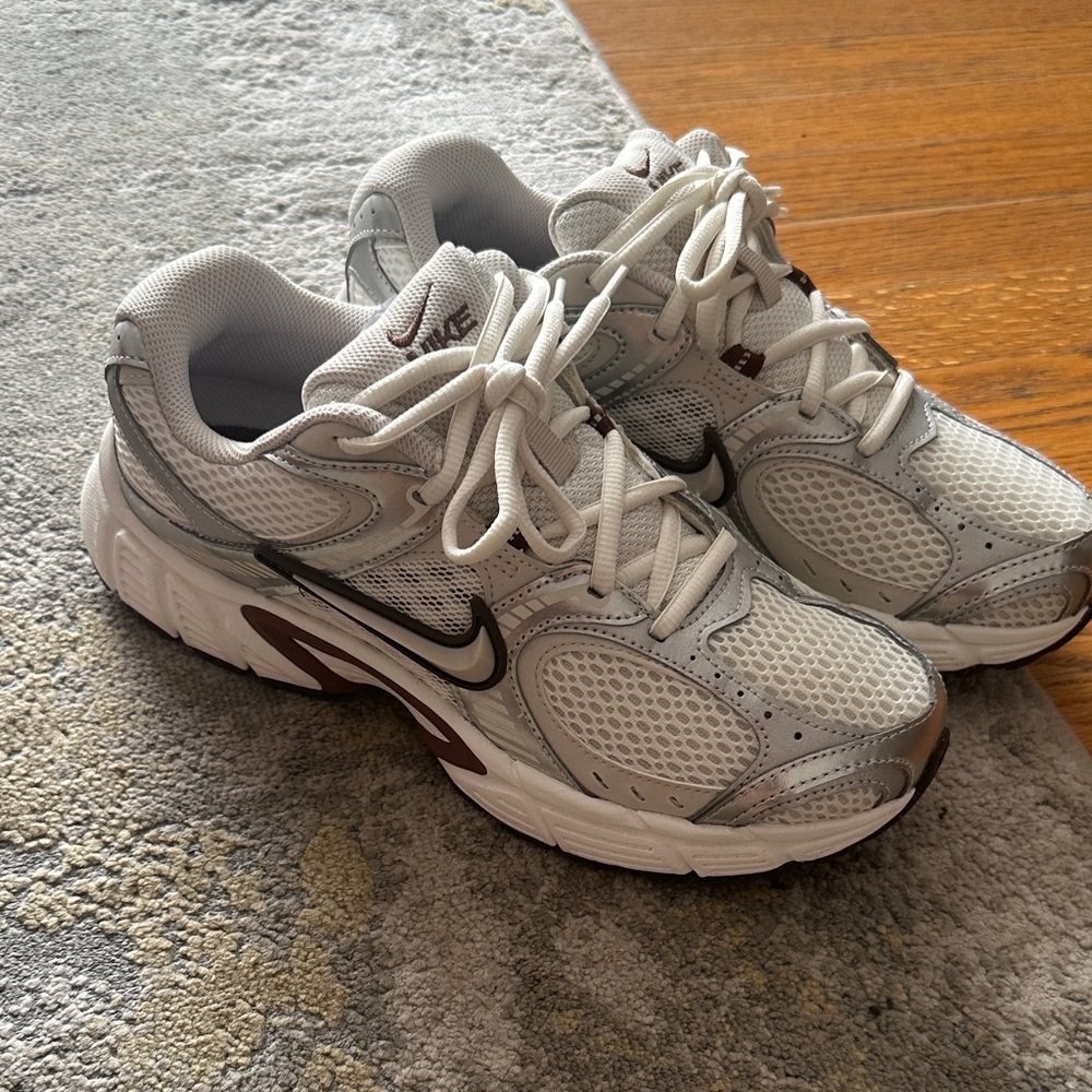 Nike Mesh White and Silver Running Shoes